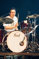 岡山健二（Dr, Cho）（撮影：サマーエンドブルーリオ）