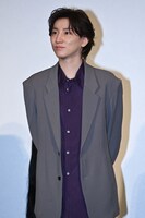 京本大我の背後に黒髪の霊。