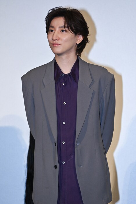 京本大我の背後に黒髪の霊。