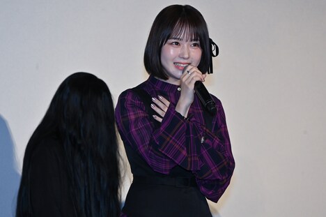 なえなのの背後にも黒髪の霊。