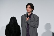 ほほえむ京本大我の隣には黒髪の霊。