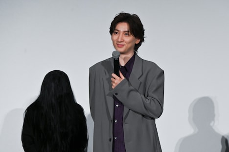 ほほえむ京本大我の隣には黒髪の霊。