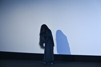 ステージを去る黒髪の霊。