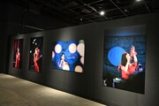 「43rd ANNIVERSARY AKINA NAKAMORI PHOTO EXHIBITION」の様子。