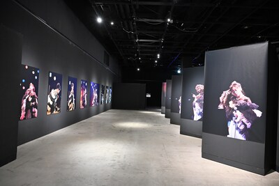 人気画像1位は「中森明菜写真展が開幕、カメラマン加賀翔はいまだにドッキリを疑う『夢のような1日でした』」より、「43rd ANNIVERSARY AKINA NAKAMORI PHOTO EXHIBITION」の様子。