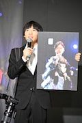 人気画像3位は「中森明菜写真展が開幕、カメラマン加賀翔はいまだにドッキリを疑う『夢のような1日でした』」より、自身が選んだベストショットのパネルを手にした加賀翔。