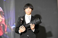 人気画像10位は「中森明菜写真展が開幕、カメラマン加賀翔はいまだにドッキリを疑う『夢のような1日でした』」より、加賀翔。