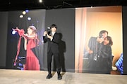 人気画像4位は「中森明菜写真展が開幕、カメラマン加賀翔はいまだにドッキリを疑う『夢のような1日でした』」より、「43rd ANNIVERSARY AKINA NAKAMORI PHOTO EXHIBITION」に来館した加賀翔。