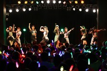 OCHA NORMA「OCHA NORMA LIVE TOUR 2025 ～ウチらの地元は日本じゃん！～」神奈川・Yokohama Bay Hall公演の様子。（写真提供：アップフロント）