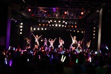 OCHA NORMA「OCHA NORMA LIVE TOUR 2025 ～ウチらの地元は日本じゃん！～」神奈川・Yokohama Bay Hall公演の様子。。（写真提供：アップフロント）