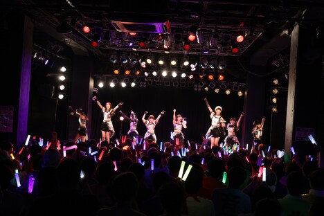 OCHA NORMA「OCHA NORMA LIVE TOUR 2025 ～ウチらの地元は日本じゃん！～」神奈川・Yokohama Bay Hall公演の様子。。（写真提供：アップフロント）