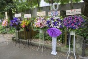 東京・日比谷公園大音楽堂（日比谷野音）に飾られたスタンド花。