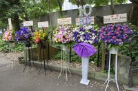 東京・日比谷公園大音楽堂（日比谷野音）に飾られたスタンド花。