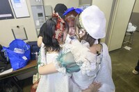 ステージ裏で抱き合うTask have Fun。