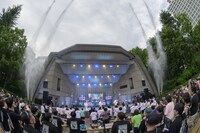 ウォーターキャノンによって大量の水が撒かれる東京・日比谷公園大音楽堂（日比谷野音）。