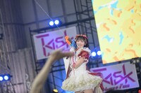 水鉄砲で放水する熊澤風花。