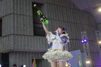 水鉄砲で放水する白岡今日花。