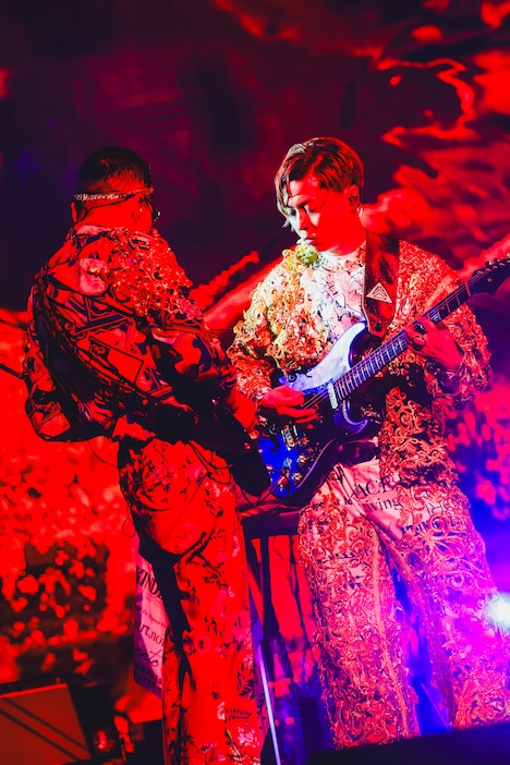 ギターバトルを繰り広げる竹内朋康（G）と.ENDRECHERI.。（撮影：冨田味我）