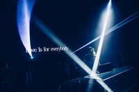 「Never Ending Love」を歌う.ENDRECHERI.。（撮影：冨田味我）