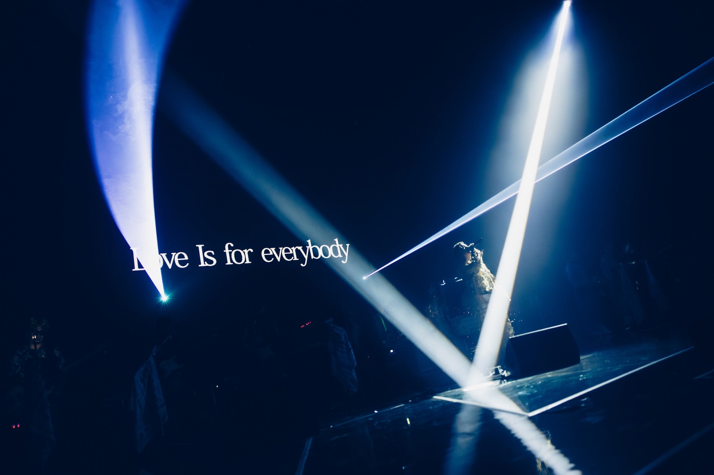 「Never Ending Love」を歌う.ENDRECHERI.。（撮影：冨田味我）