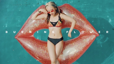 HANA「Burning Flower」ミュージックビデオのワンシーン