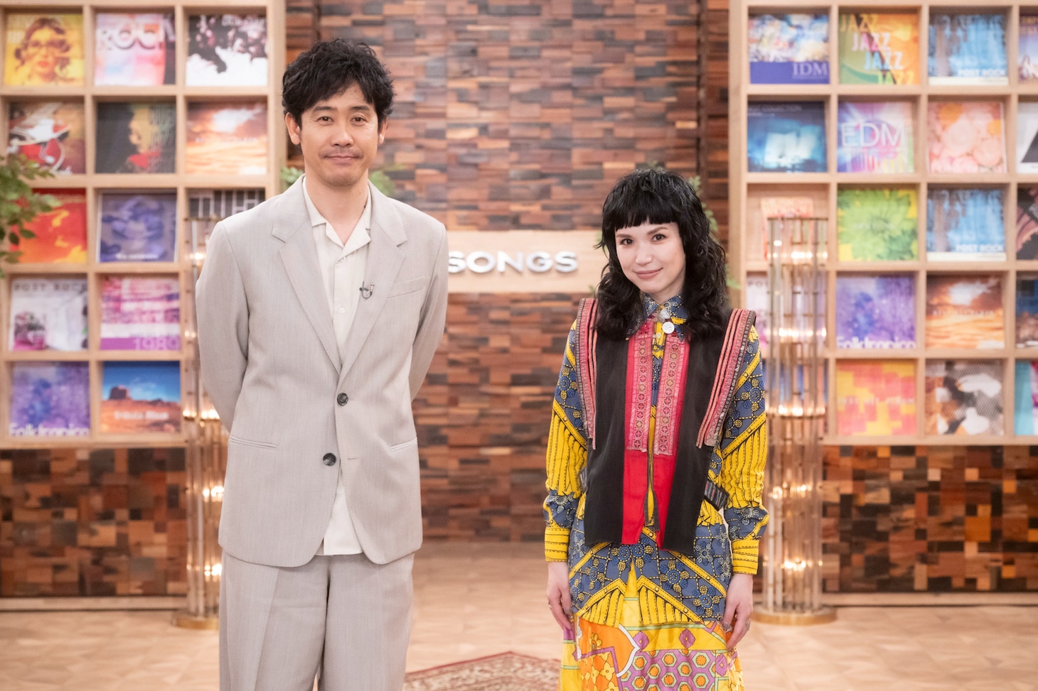 「SONGS Superfly」出演者。左から、大泉洋、Superfly。©NHK