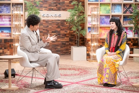 「SONGS Superfly」出演者。左から、大泉洋、Superfly。©NHK