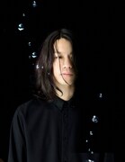 「SONGS」にVTR出演するトオミヨウ。