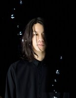 「SONGS」にVTR出演するトオミヨウ。