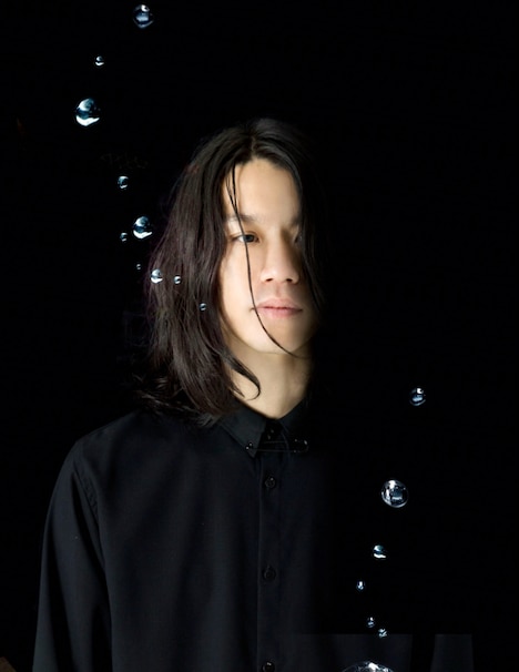 「SONGS」にVTR出演するトオミヨウ。