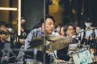 尾嶋優（Dr）（撮影：後藤武浩）