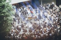 「蓮沼執太フィル TODA BUILDING LIVE “都市と合奏”」の様子。（撮影：後藤武浩）