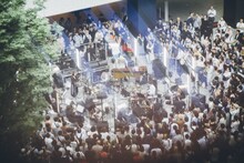 「蓮沼執太フィル TODA BUILDING LIVE “都市と合奏”」の様子。（撮影：後藤武浩）