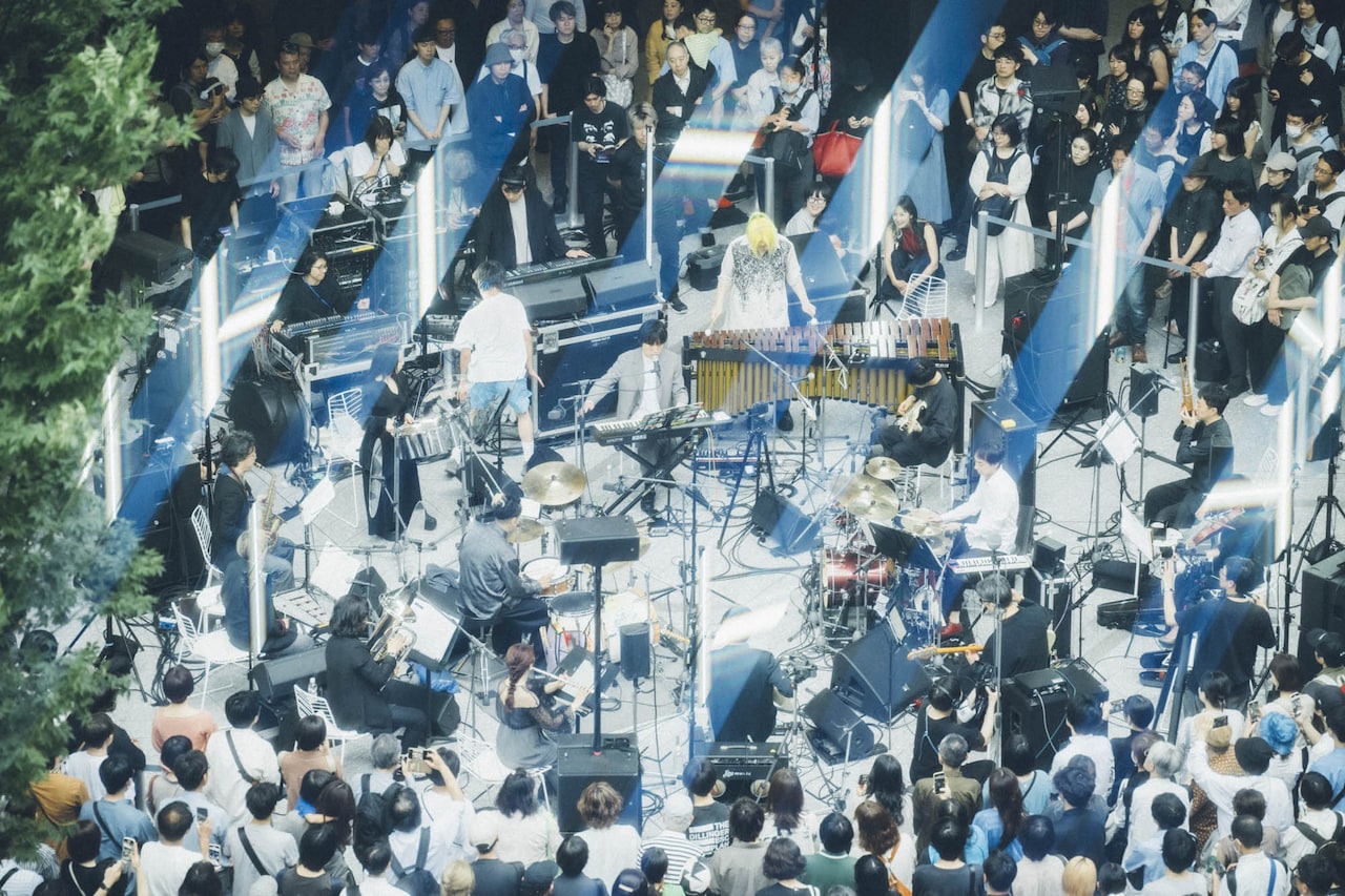 蓮沼執太フィル“丸の内中央口”近くのビル街に溶けた「RAW TOWN」、あの2曲を初演