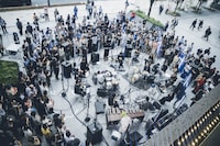 「蓮沼執太フィル TODA BUILDING LIVE “都市と合奏”」の様子。（撮影：後藤武浩）