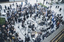 「蓮沼執太フィル TODA BUILDING LIVE “都市と合奏”」の様子。（撮影：後藤武浩）