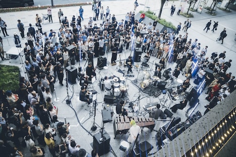「蓮沼執太フィル TODA BUILDING LIVE “都市と合奏”」の様子。（撮影：後藤武浩）