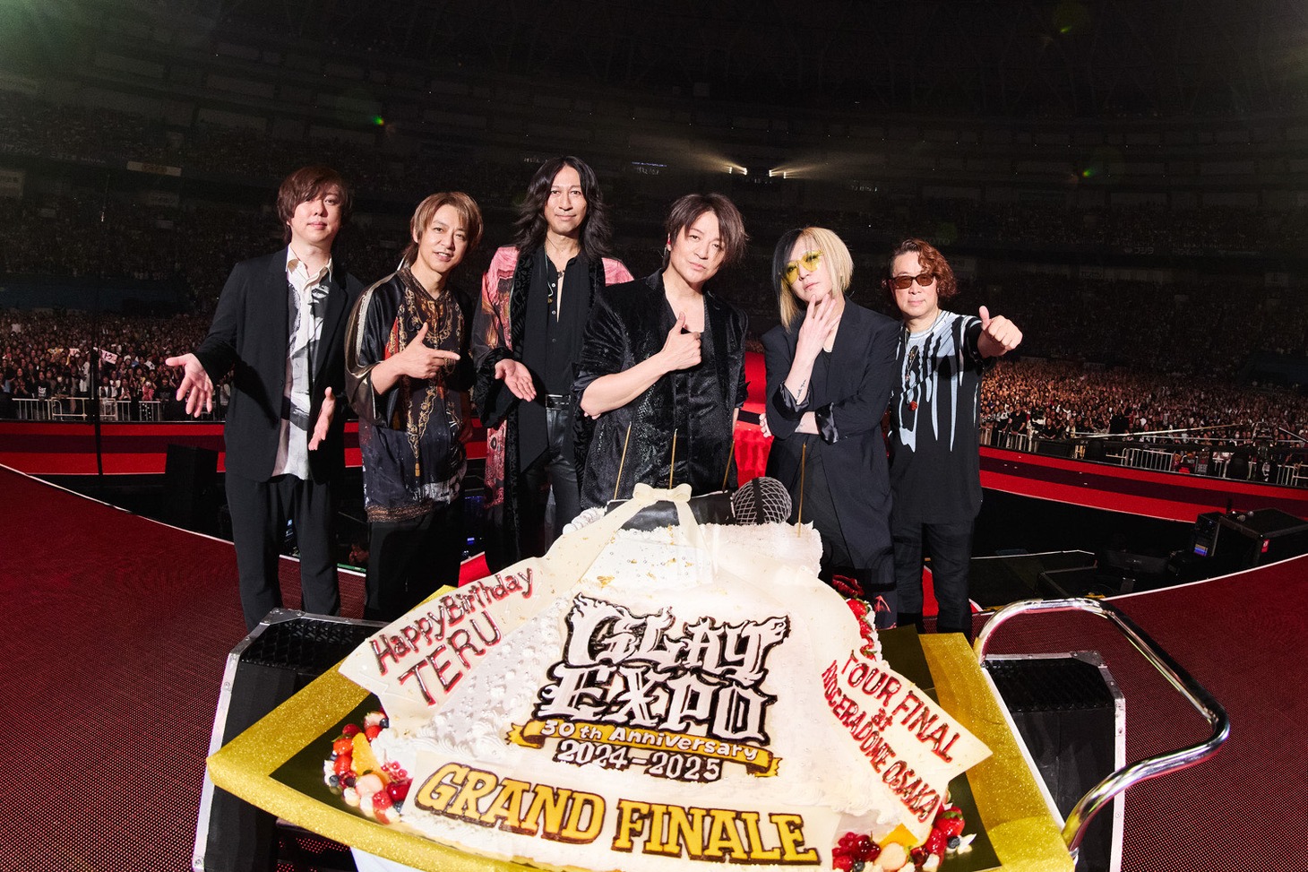 ケーキを前に記念撮影をするGLAYと村山☆潤（Key）、TOSHI（Dr）。（撮影：岡田裕介）