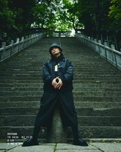 ALMOSTBLACKとのコラボレーションコレクションを着用したKREVA。