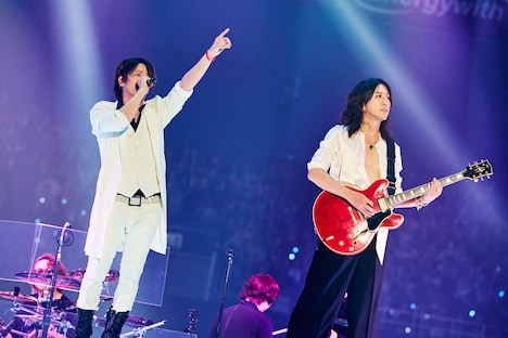 左からTERU(Vo)、TAKURO(G)。(撮影:田辺佳子)