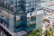 韓国・ソウルの龍山区にあるHYBE本社。「WE ARE BACK」の文字でラッピングされている。(P)&(C)BIGHIT MUSIC