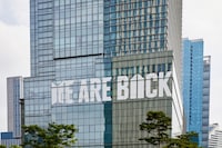 韓国・ソウルの龍山区にあるHYBE本社の外壁。(P)&(C)BIGHIT MUSIC