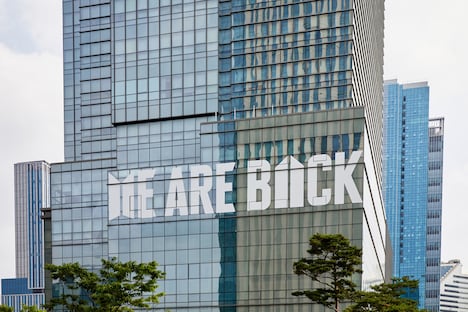 韓国・ソウルの龍山区にあるHYBE本社の外壁。(P)&(C)BIGHIT MUSIC