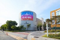 一山西区庁に掲出された垂れ幕。(P)&(C)BIGHIT MUSIC