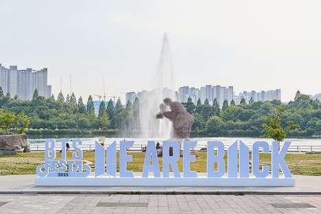 一山湖水公園に設置されたフォトスポット。(P)&(C)BIGHIT MUSIC