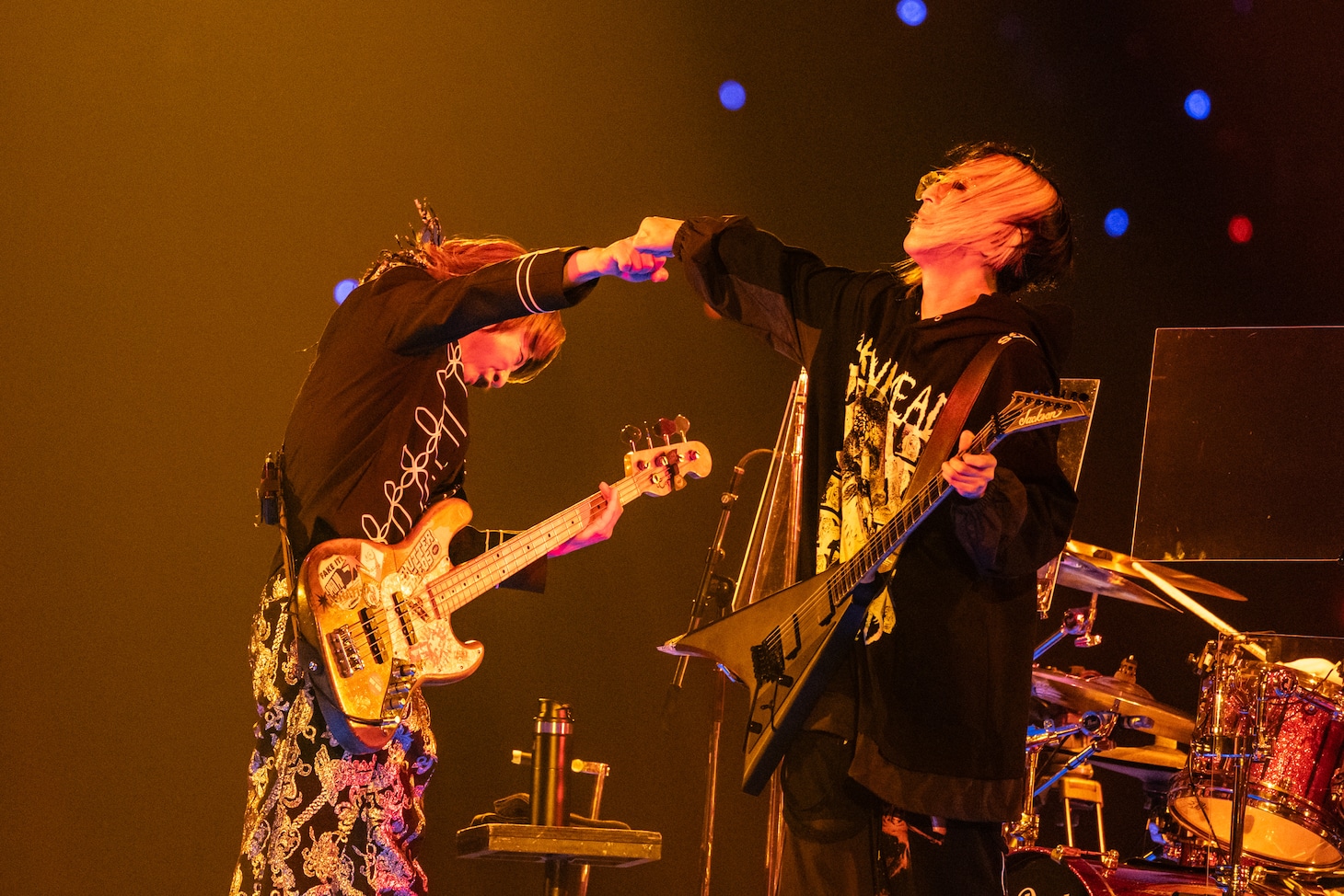 「BLACK MONEY」で力強く拳を突き合わせるJIRO（B）とHISASHI（G）。（撮影：岡田裕介）
