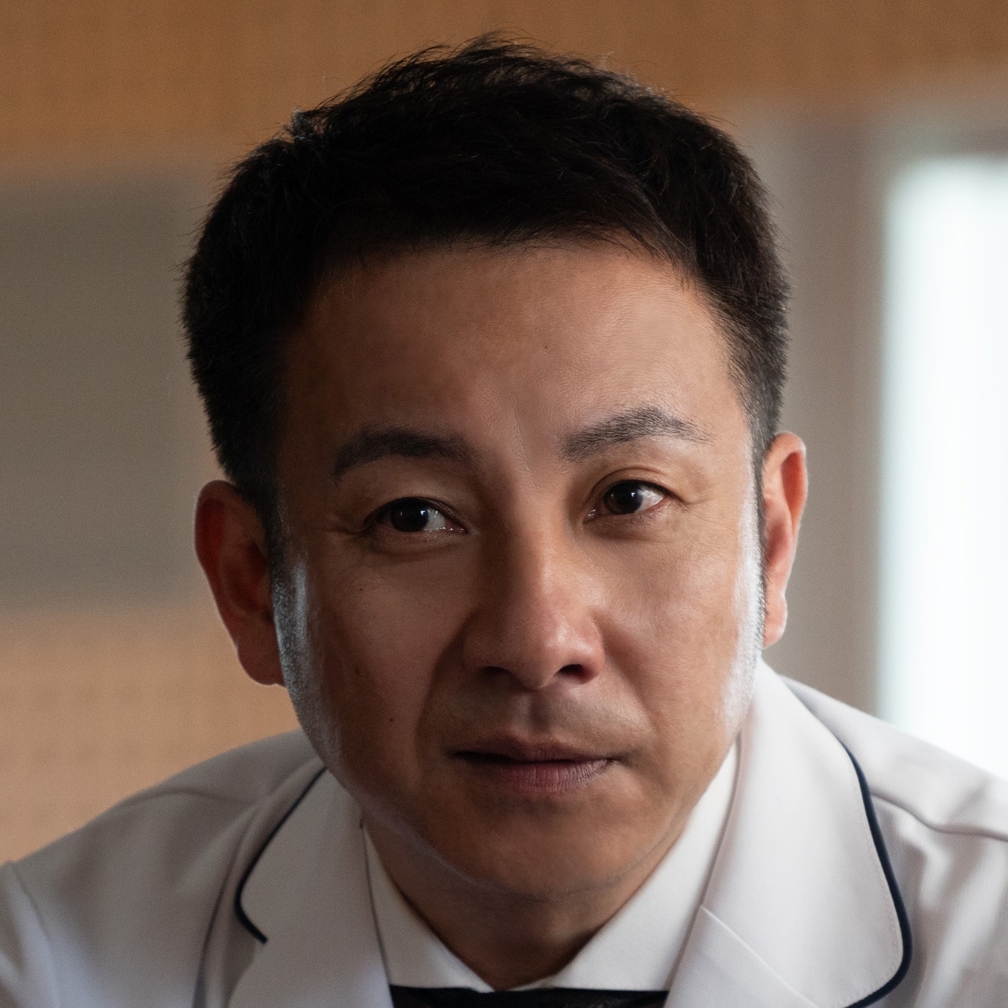 坪倉由幸扮する倉持栄治 (c)ytv (c)逆津ツカサ・有柚まさき／双葉社
