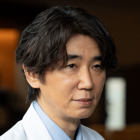 ユースケ・サンタマリア扮する網野景仁 (c)ytv (c)逆津ツカサ・有柚まさき／双葉社