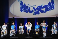 ポイントダンスを紹介する雅久（GAKU）（右から2番目）。