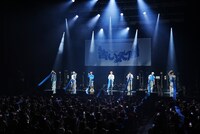 7本の青いリボンがかかった会場。